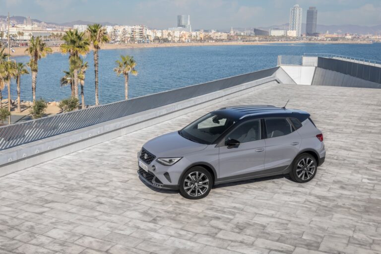SEAT Arona mit Ausblick aufs Meer