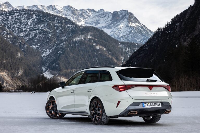 CUPRA Leon Sportstourer vor Bergkulisse