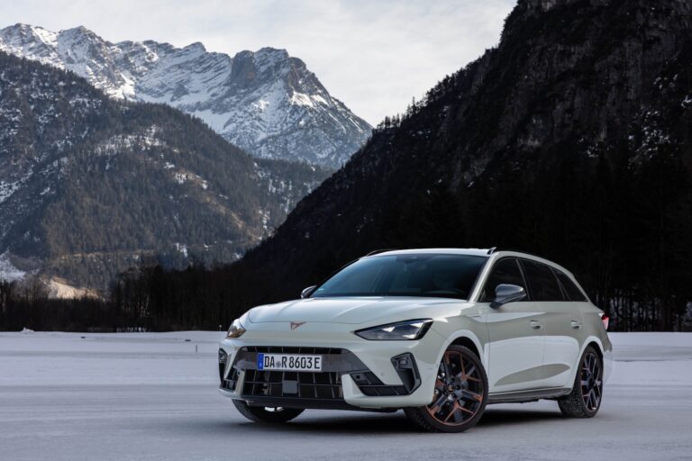 CUPRA Leon Sportstourer vor Bergkulisse